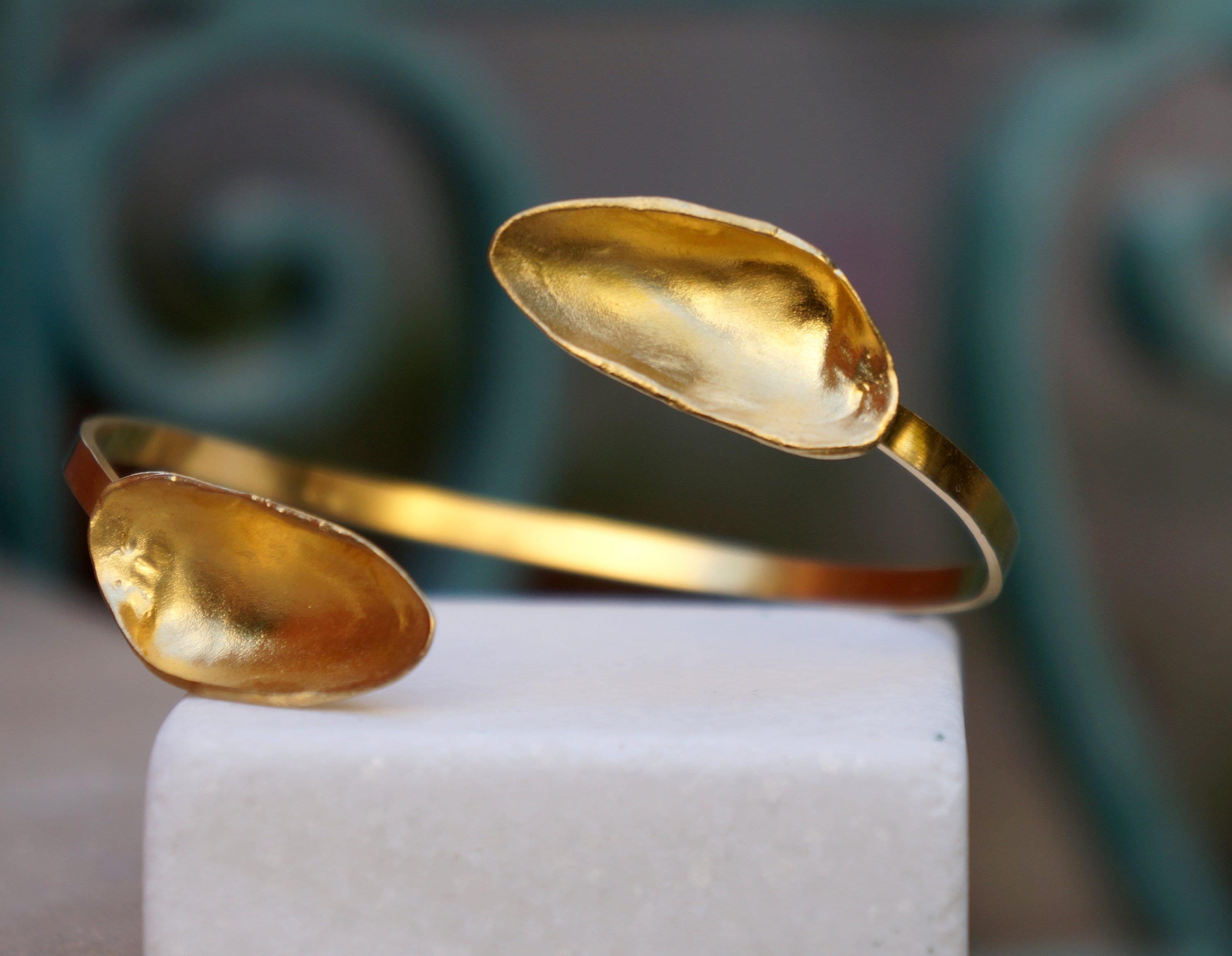 Gold Plated Mussel Shell Bracelet: Adjustable Sea-Inspired Cuff-2