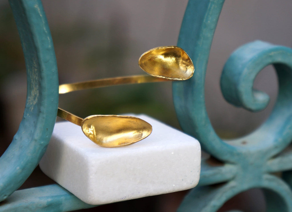 Gold Plated Mussel Shell Bracelet: Adjustable Sea-Inspired Cuff-3